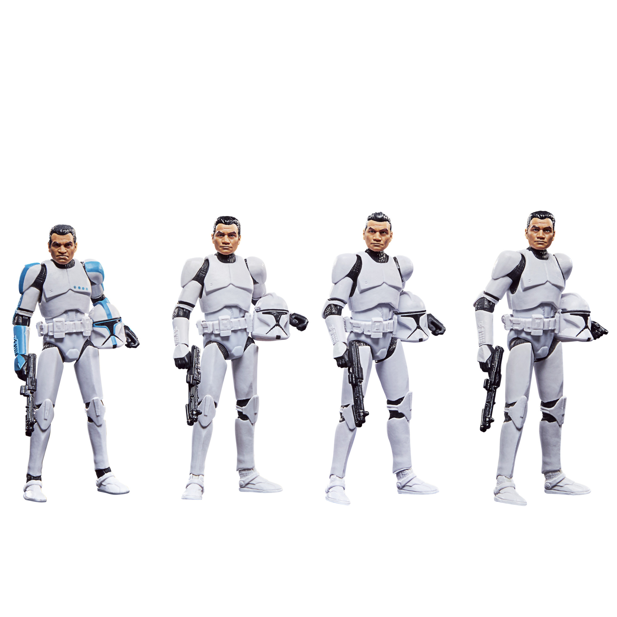 Dört Star Wars klon askeri aksiyon figürü yan yana duruyor. Her biri silah tutuyor. Birinde mavi detaylar var.