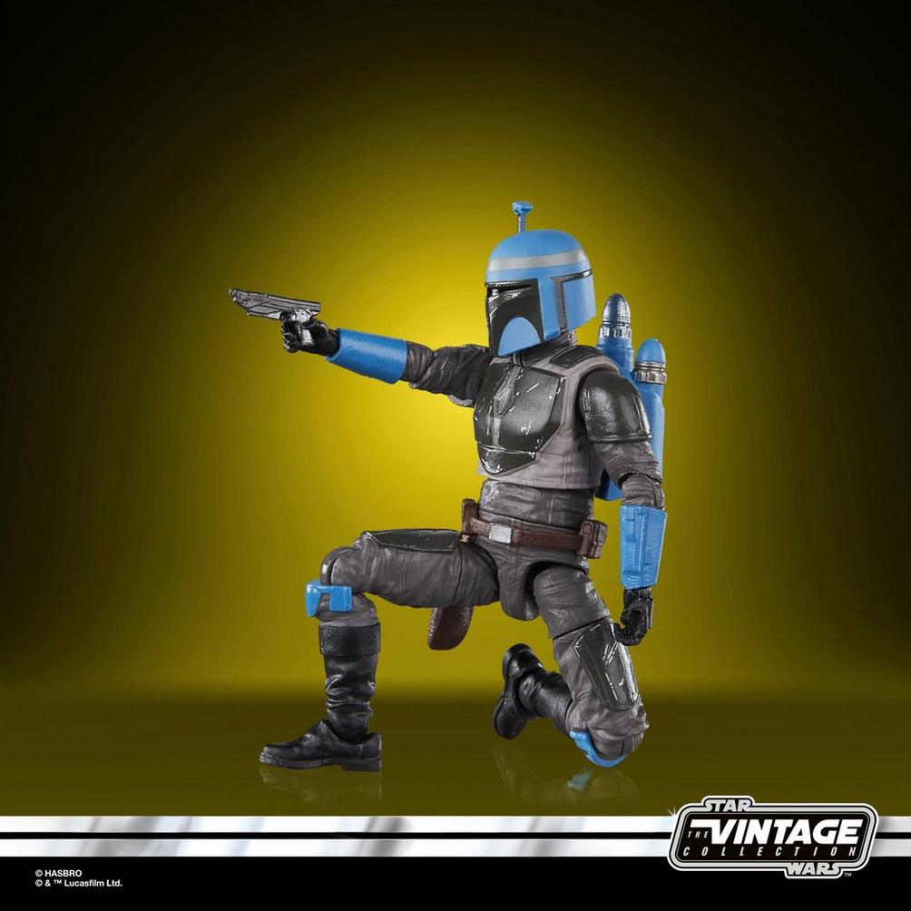 Diz çökmüş bir Mandalor'un Star Wars aksiyon figürü, bir blaster'ı hedefliyor. Mavi ve gri zırh, jetpack takıyor.