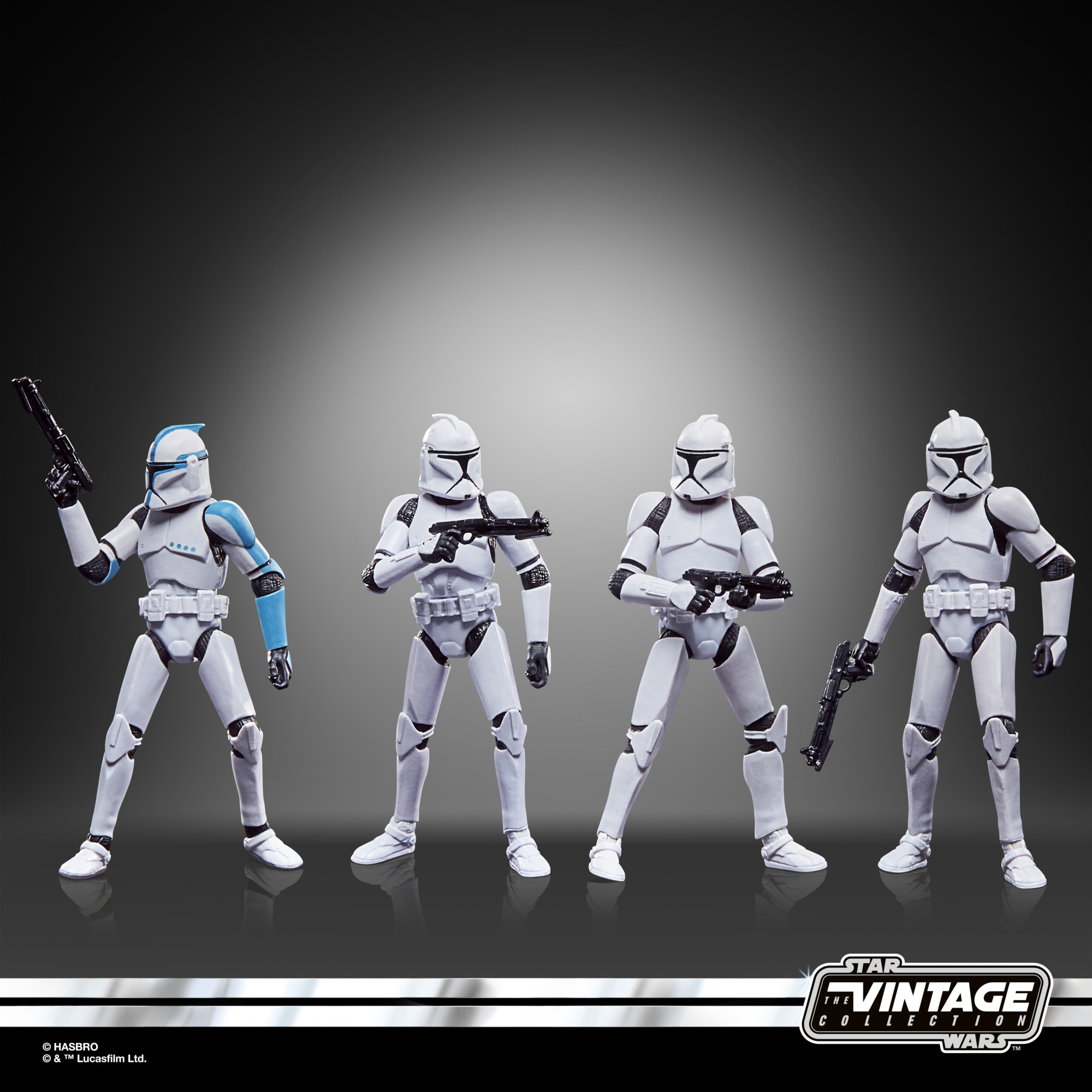 Dört Star Wars klon askeri aksiyon figürü, blaster tutarak sıraya dizilmiş. Birinde mavi detaylar var. Arka plan gri.