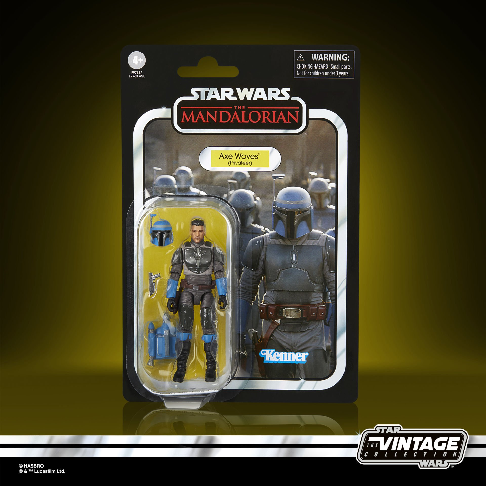 Ambalajında bir Star Wars Mandalorian aksiyon figürü. Figür, mavi ve gri zırhlı bir adamdır. Arka plan diğer figürleri gösteriyor.