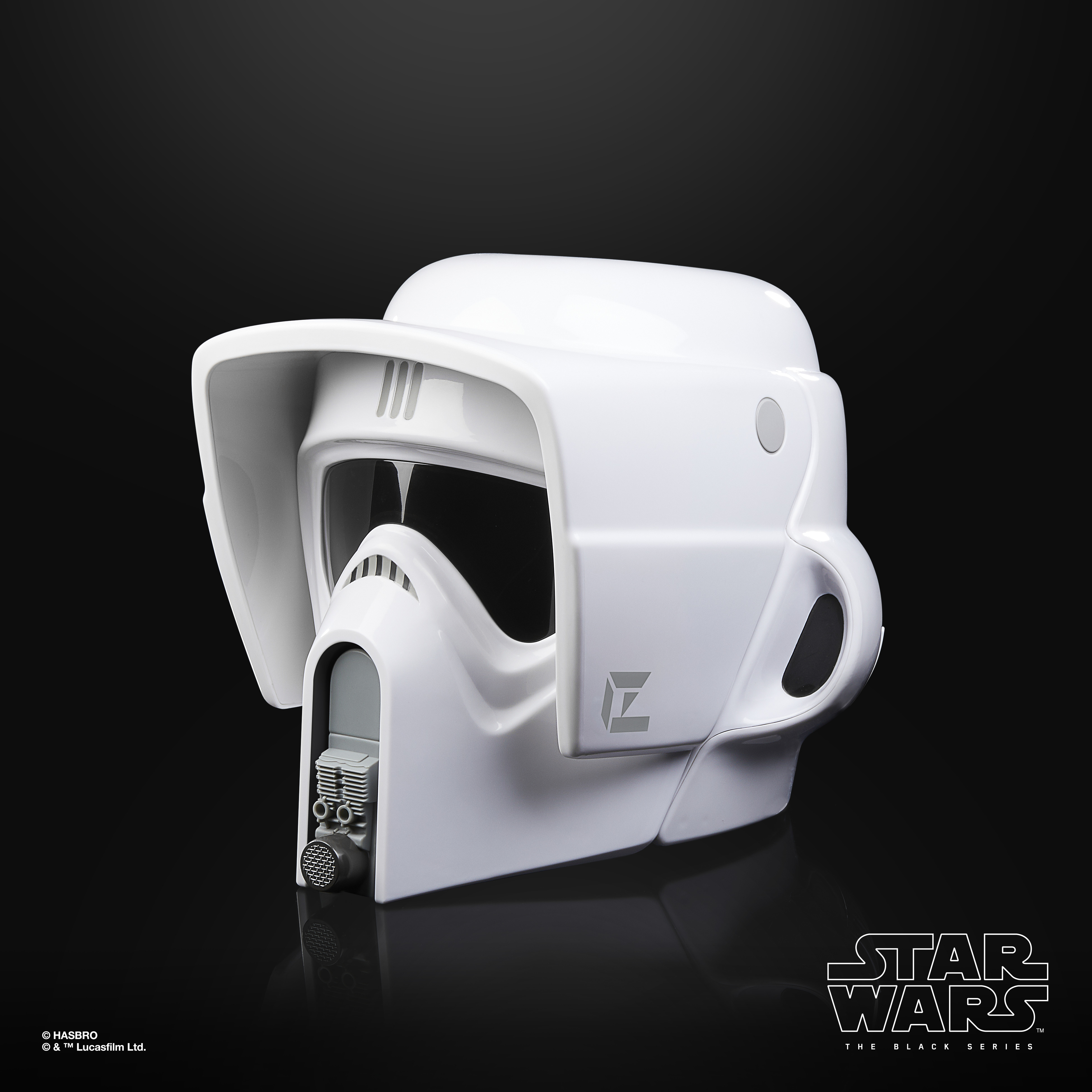 Witte Star Wars Scout Trooper helm op zwarte achtergrond. Met vizier, zijkanten en logo.