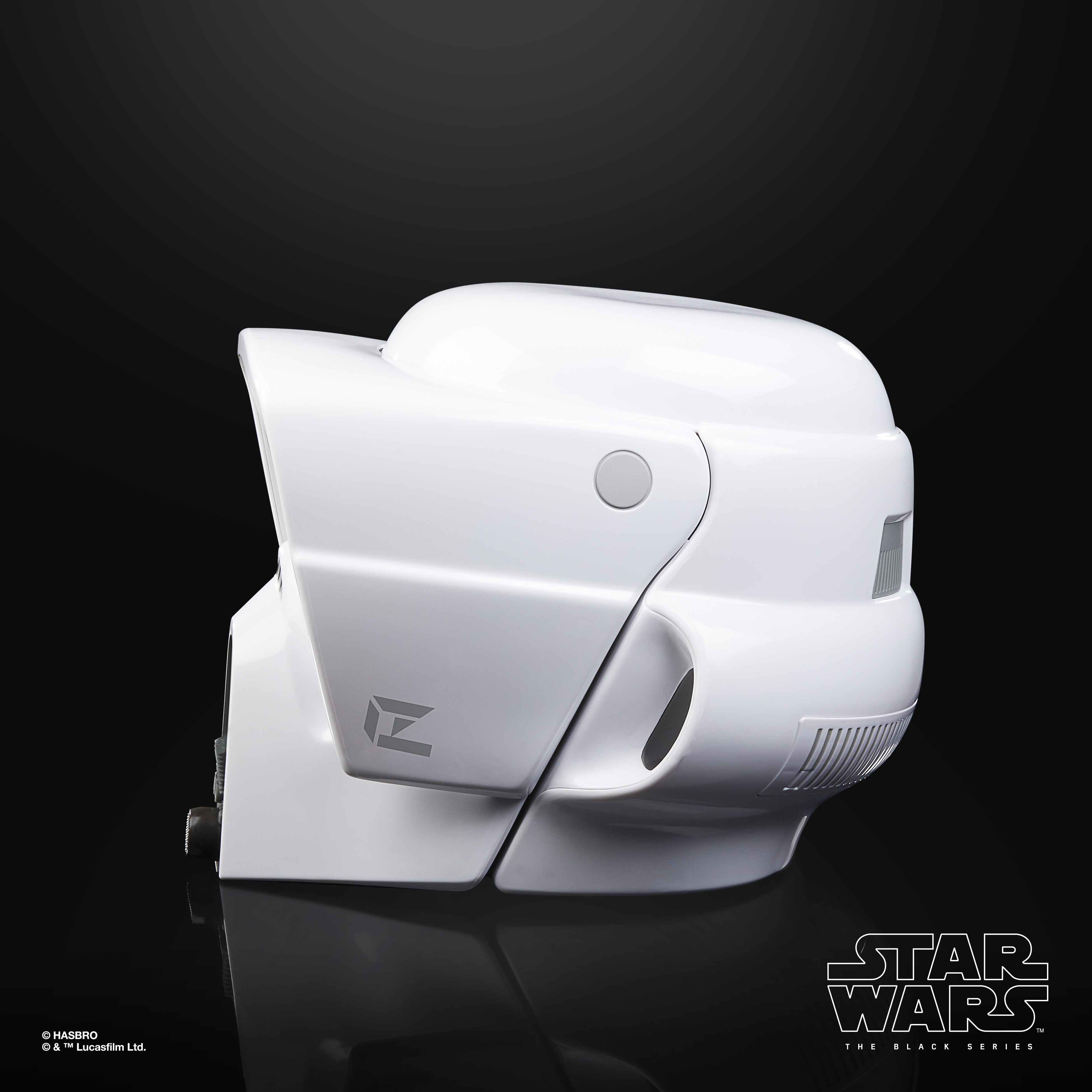 Een witte Star Wars Scout Trooper helm op zwarte achtergrond. Details zijn ventilatieopeningen, een logo en het Star Wars logo.
