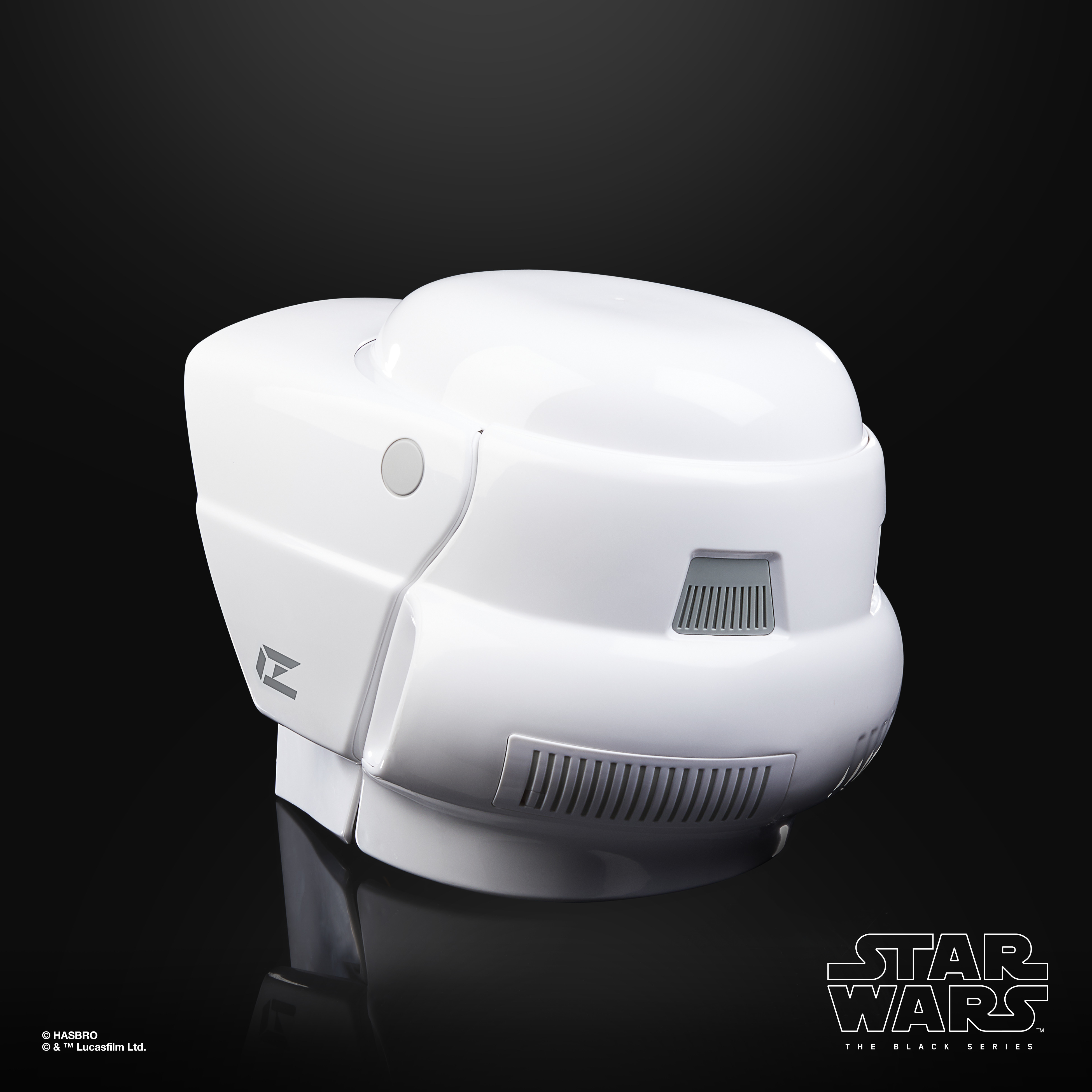 Een witte Stormtrooper-helm uit Star Wars: The Black Series, tegen een zwarte achtergrond.
