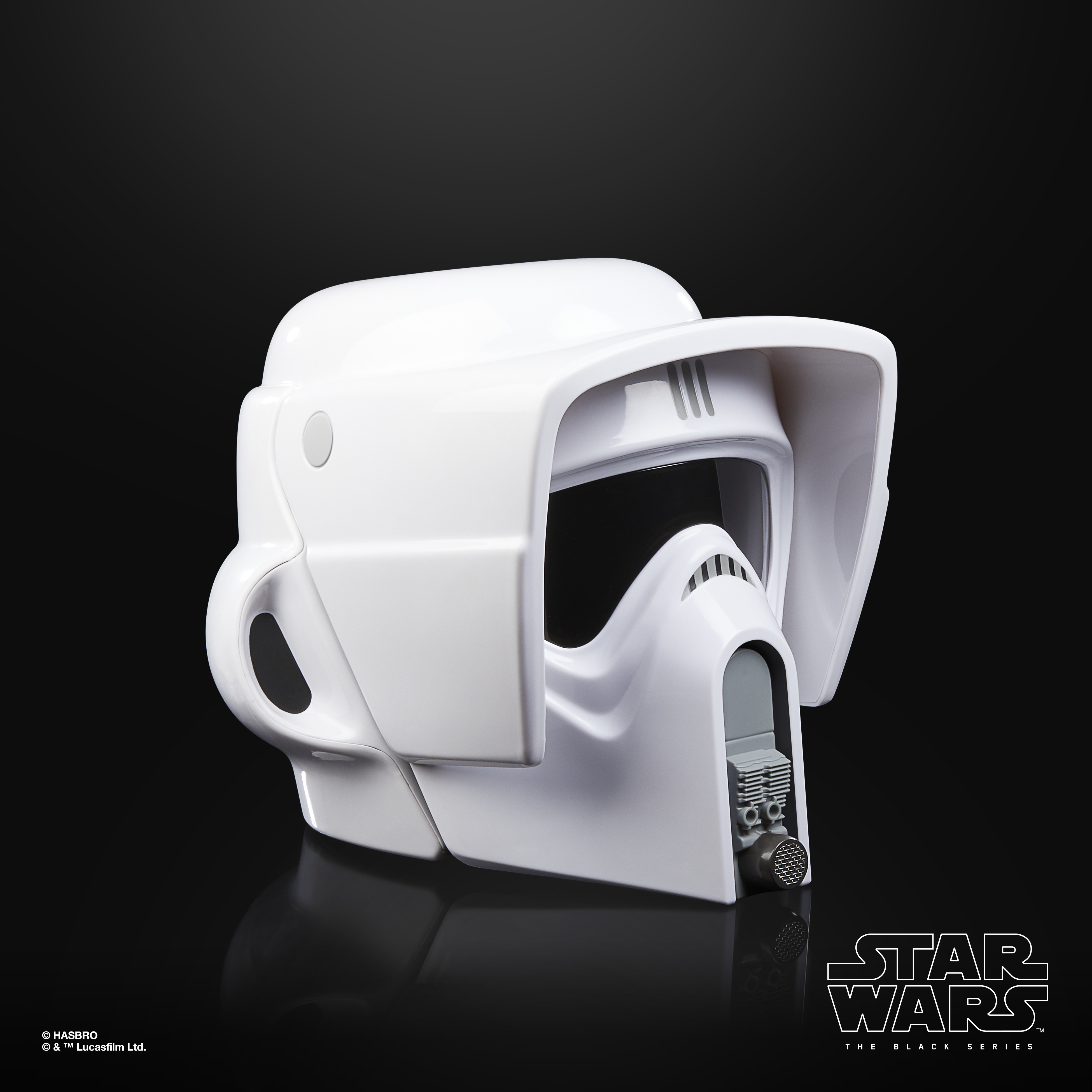 Een witte Star Wars Scout Trooper helm op een zwarte achtergrond. De helm is naar links gekanteld.
