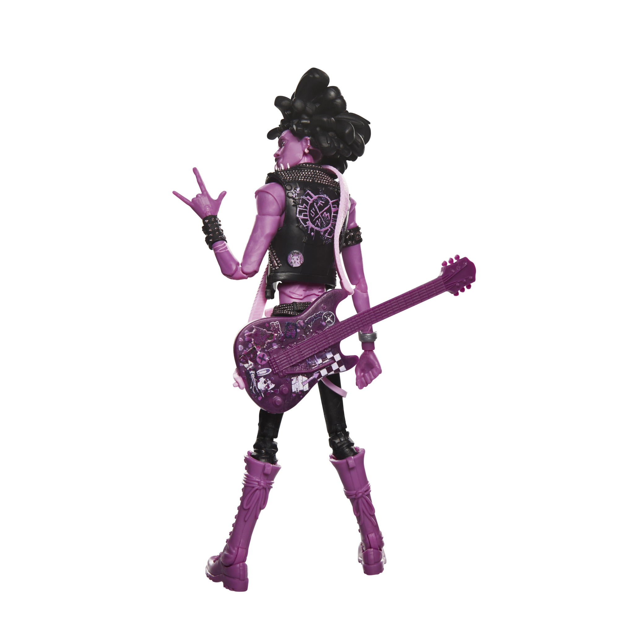 Una muñeca rockstar morada con una guitarra, que lleva chaleco y botas, haciendo un gesto con la mano con el índice y el meñique levantados.