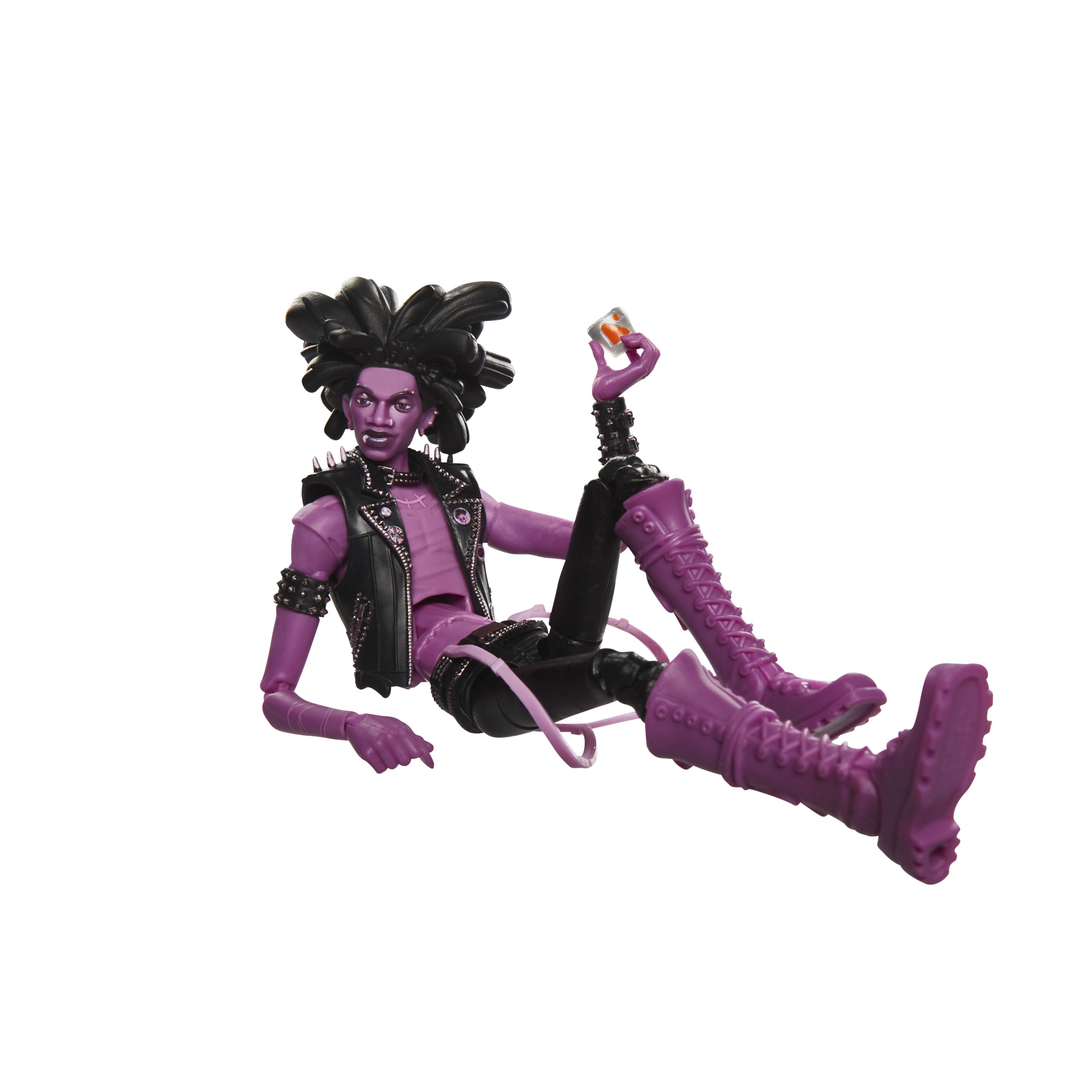 Figura morada con ropa y botas negras, sosteniendo un objeto diminuto.
