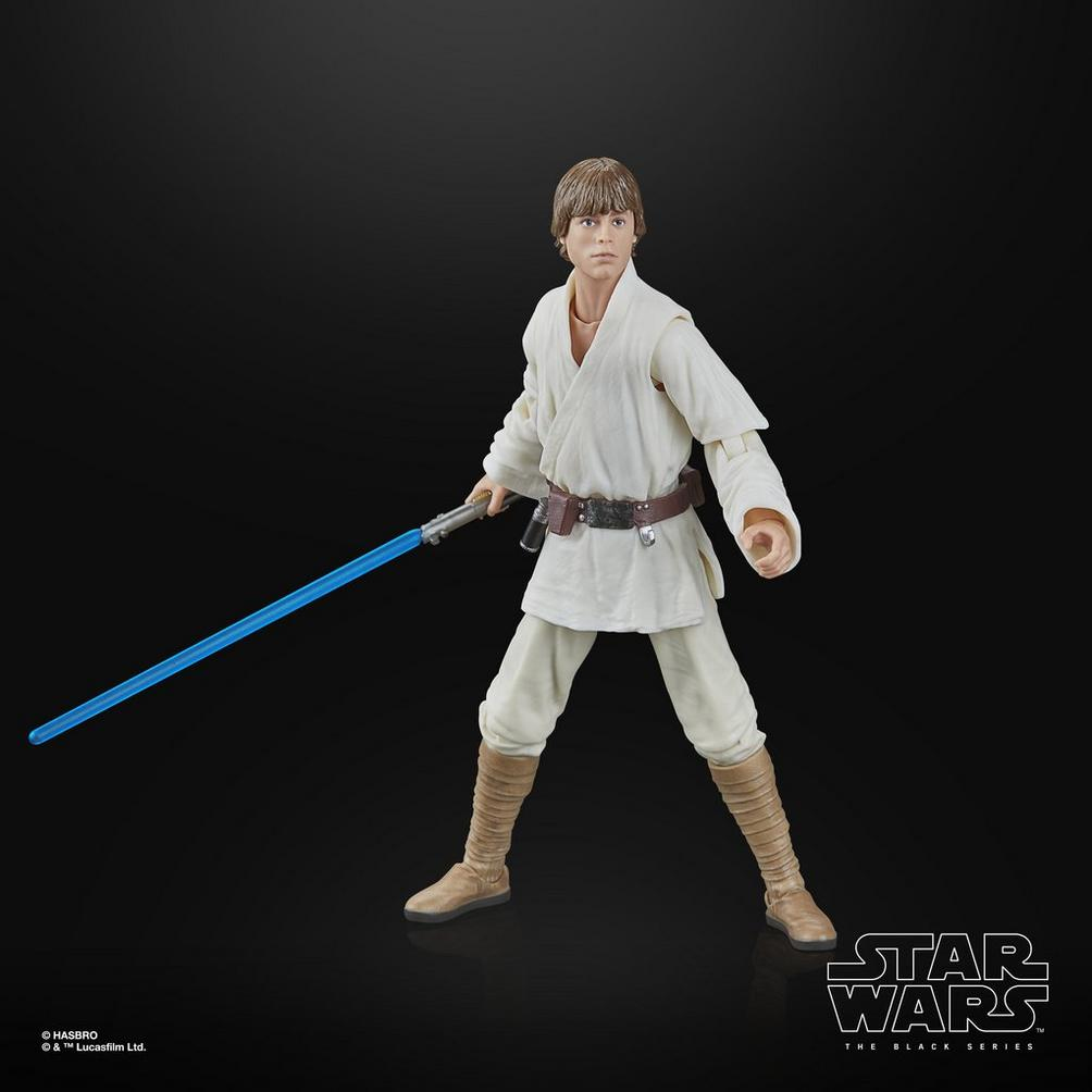 Mavi ışın kılıcı tutan Luke Skywalker'ın bir Star Wars aksiyon figürü. Beyaz giysiler, kahverengi botlar ve kahverengi kemer giyiyor.