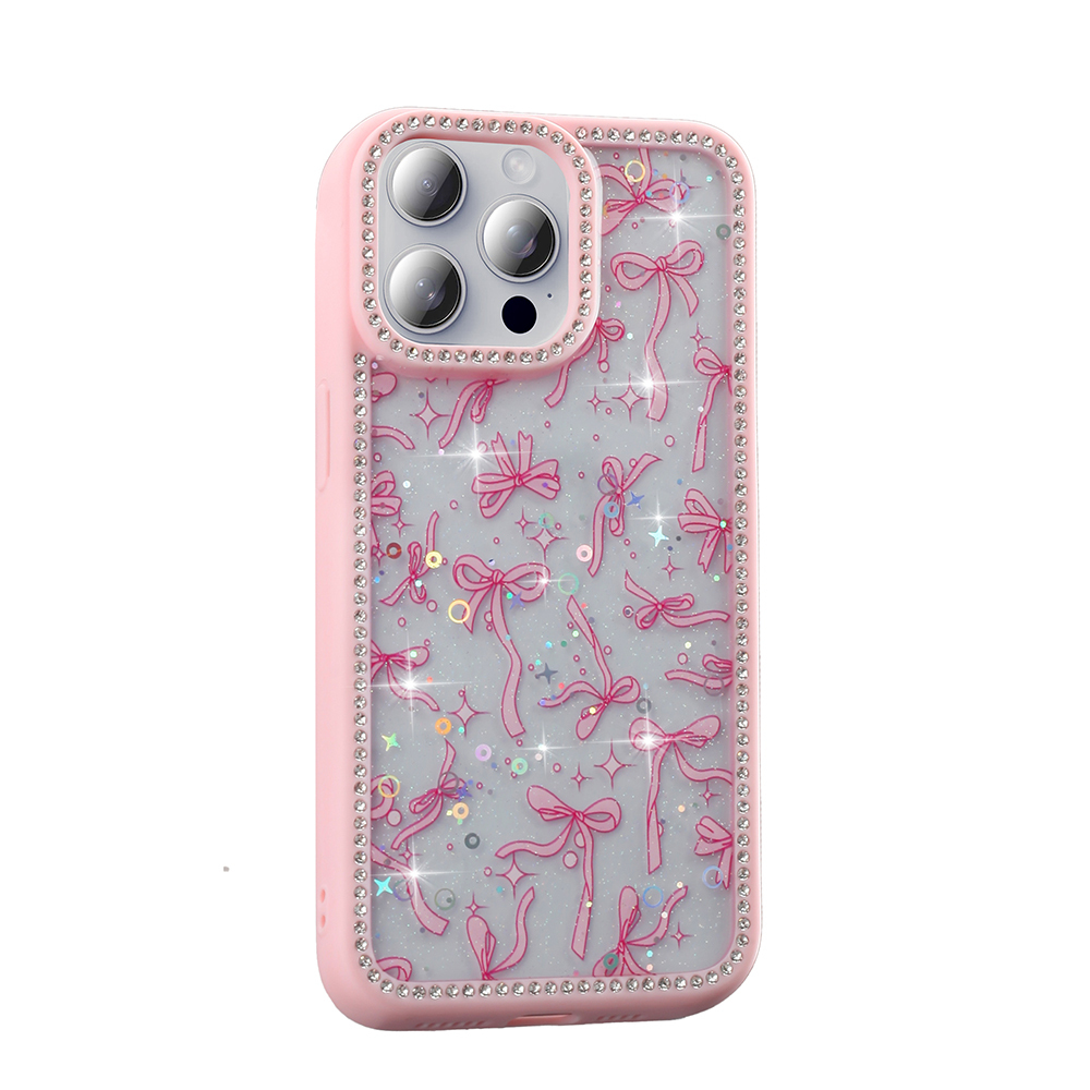 Pembe telefon kılıfı, fiyonklar ve ışıltılarla. Kılıfın pembe bir kenarlığı, kamera ve kenar çevresinde taşlar var.