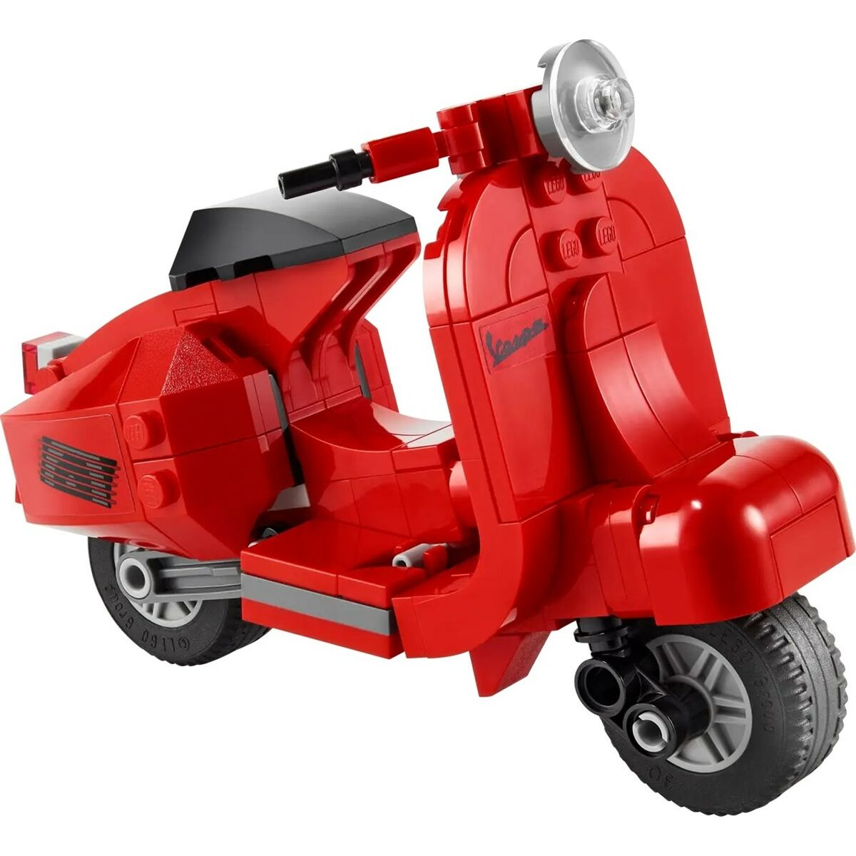 Kırmızı bir Vespa scooter modeli, Lego tuğlalarından yapılmış. Siyah lastikleri, siyah bir koltuğu ve şeffaf bir farı var. Vespa logosu görünür durumda.