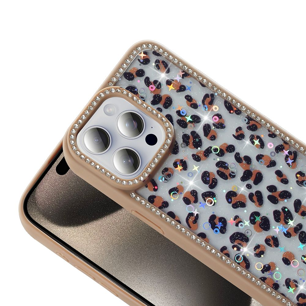 Leopar desenli kılıf, ışıltılı yapay elmaslar ve glitterlı şeffaf kılıf ile bir telefonun yakın çekimi.
