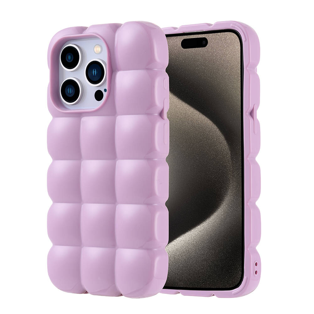 Dolgu tasarımına sahip açık mor bir telefon kılıfı bir telefonun üzerinde. Telefonun siyah bir ekranı var.