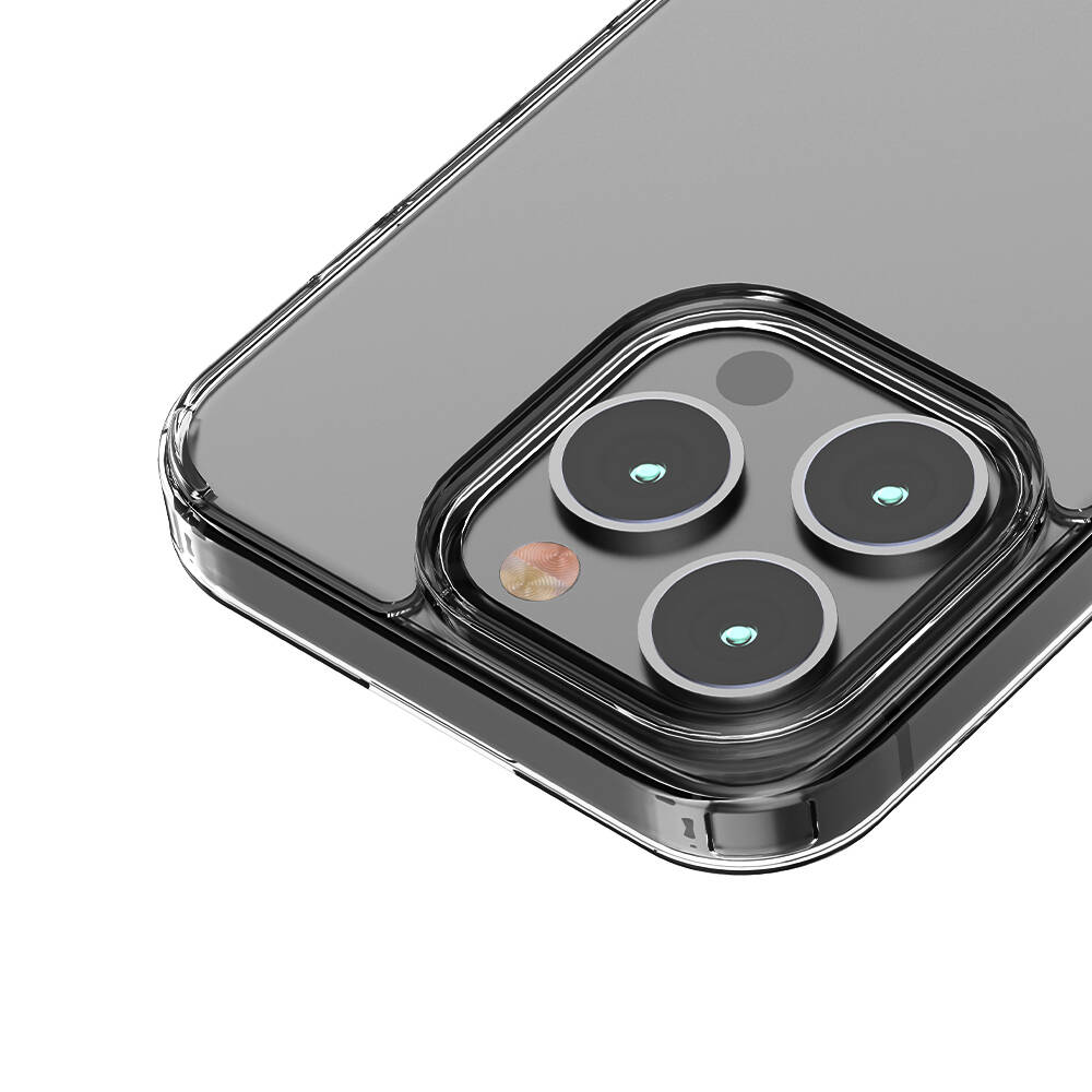 Üç kamera lensli şeffaf bir telefon kılıfı gösteriliyor. Kılıf şeffaf ve telefonun arkası görülebilir.