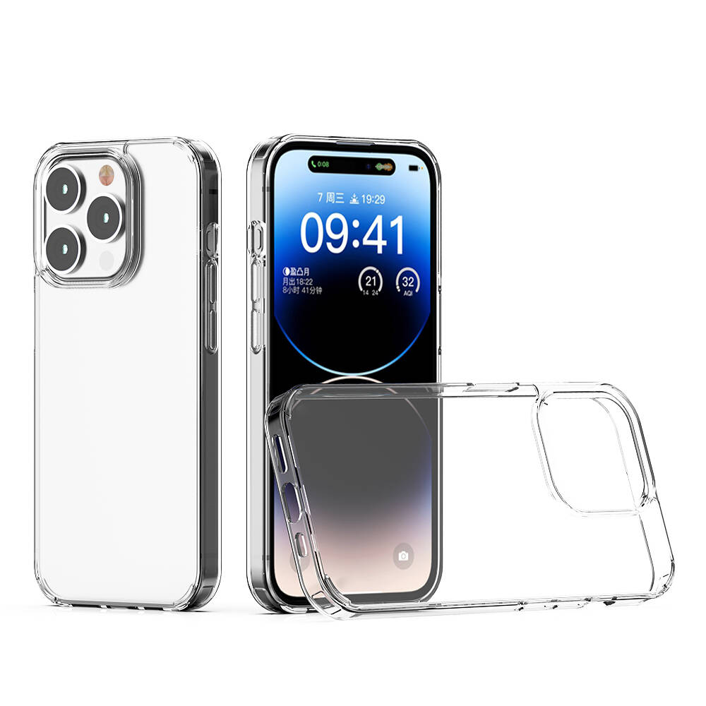 Üç şeffaf telefon kılıfı ve bir akıllı telefon. Telefon, saat ve tarih bilgilerini gösteriyor.