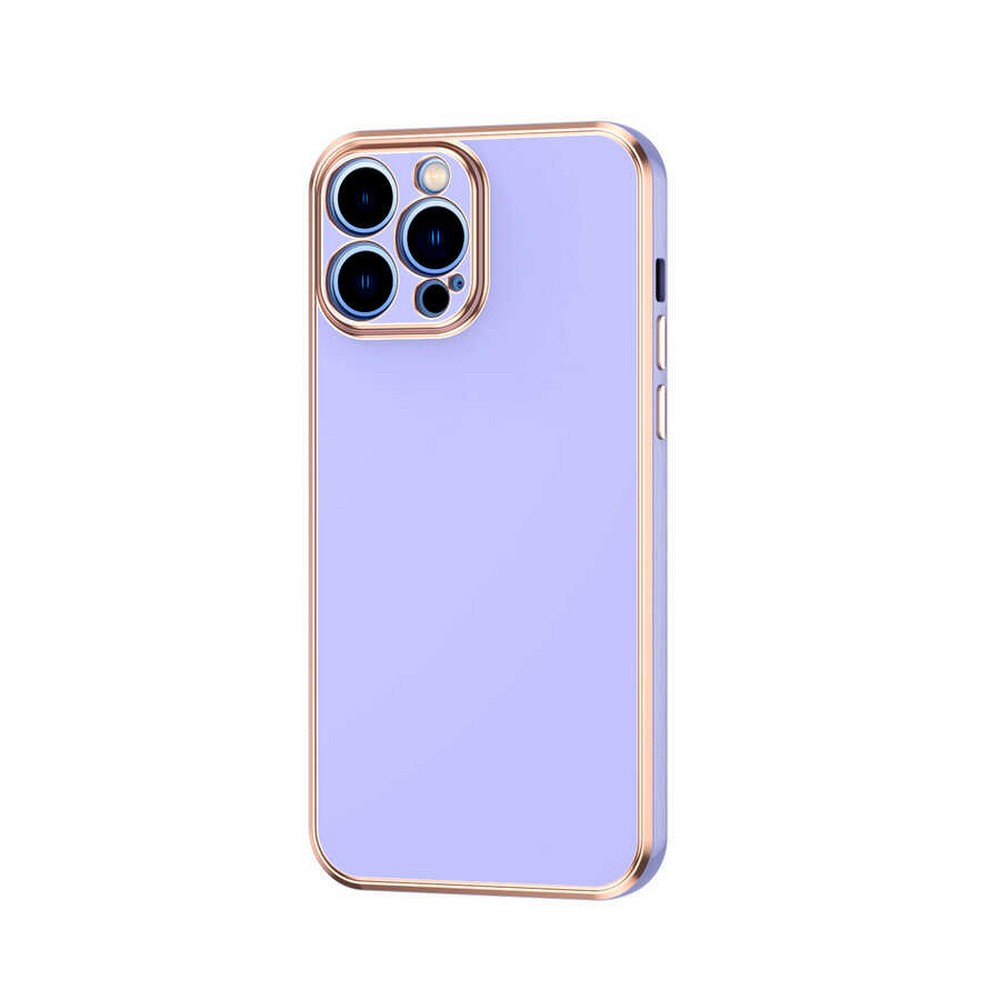 Altın çerçeveli, lavanta rengi bir telefon kılıfı. Üç lensli bir kamera modülü ve flaşa sahip.