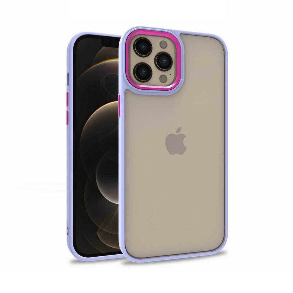 Açık mor kılıflı, pembe kamera çerçeveli bir iPhone. Telefon siyahtır ve kasada Apple logosunu gösterir.