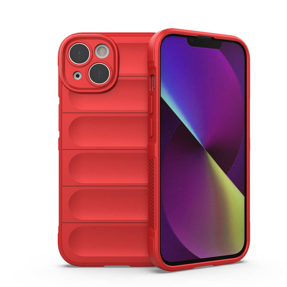 Bir telefonun yanında kırmızı bir telefon kılıfı. Kılıfın dokulu bir arka yüzü ve kamera kesikleri var. Telefon renkli bir duvar kağıdı görüntülüyor.