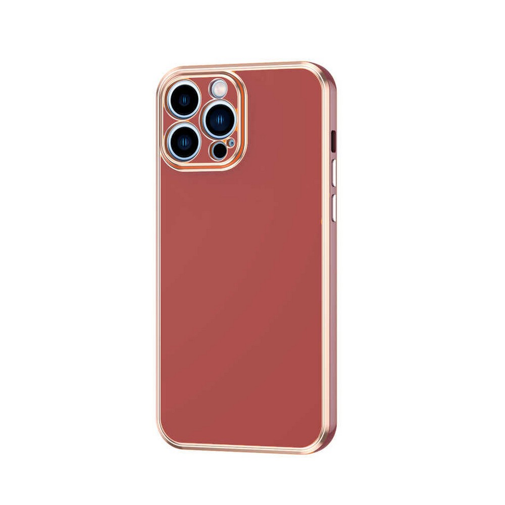 Altın çerçeveli kırmızı bir telefon kılıfı. Kılıfın çoklu lensli bir kamera kesimi var.