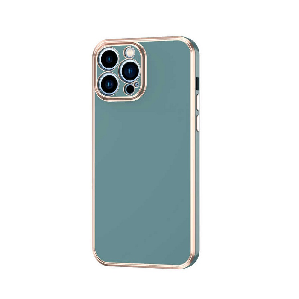 Altın çerçeveli ve kamera modüllü, turkuaz bir telefon kılıfı. Dört lens görülebilir. Kılıfın pürüzsüz, mat bir yüzeyi var.