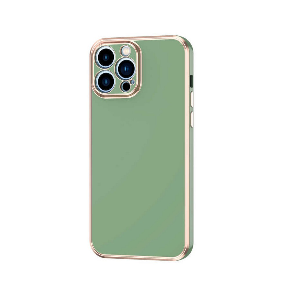 Altın çerçeveli yeşil bir telefon kılıfı. Dört lensli bir kamera modülüne sahip. Kılıf pürüzsüz ve yansıtıcıdır.