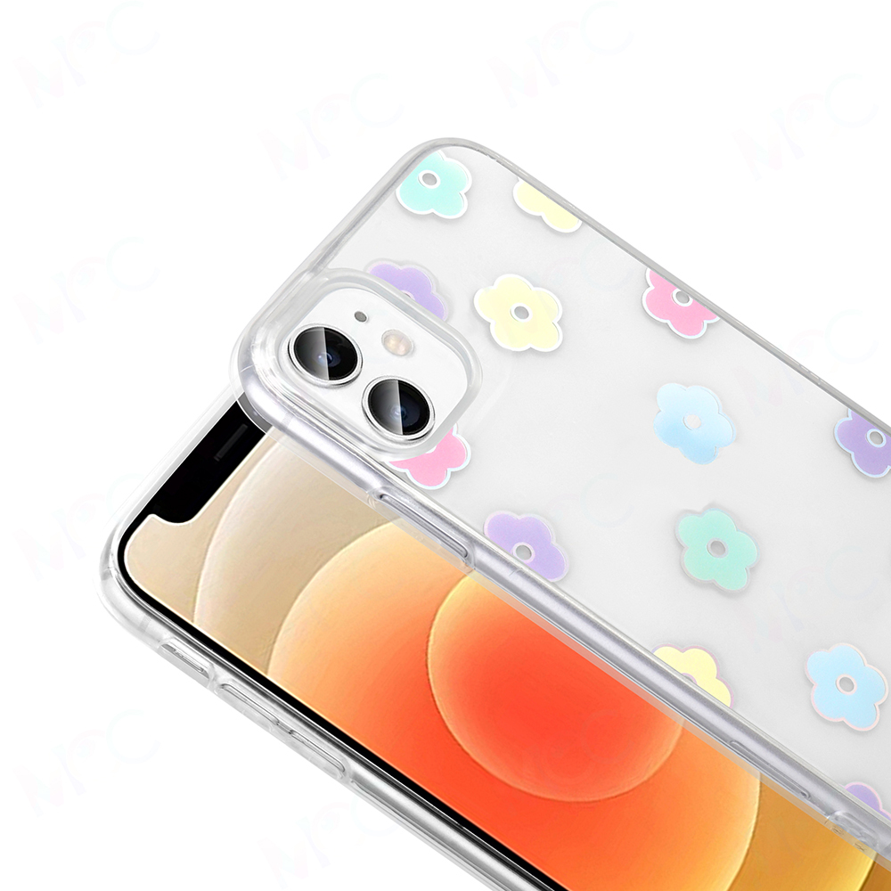 Renkli çiçek desenli şeffaf bir telefon kılıfı bir iPhone'un üzerinde duruyor. Telefon ekranı görülebilir.