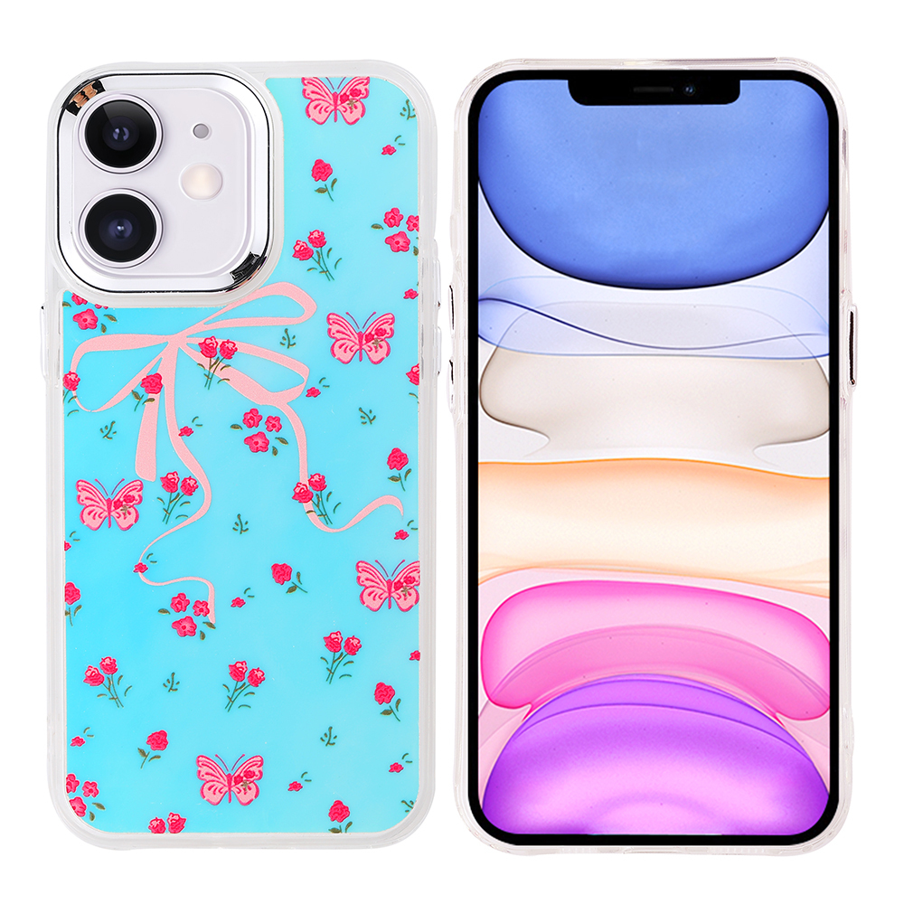 Kelebek desenli bir kılıfı olan bir telefon. Kılıf, pembe kelebekler ve çiçeklerle açık mavidir. Telefon ekranı açık.