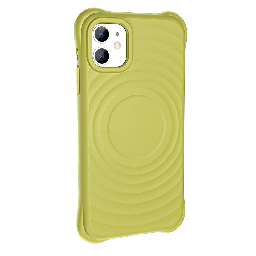 Dokulu sırt ve kamera açıklığı olan yeşil bir telefon kılıfı. Kılıf, telefonu çevreler.