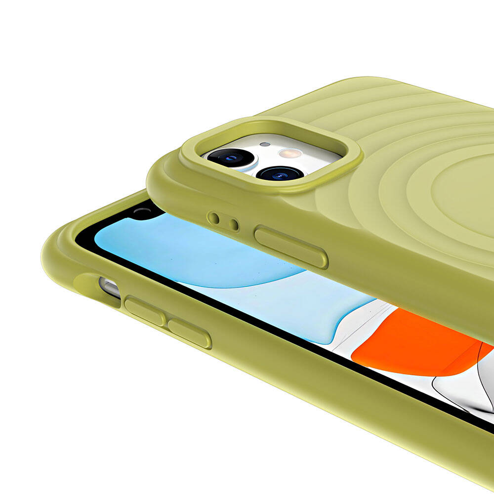 Zeytinyağı yeşili bir telefon kılıfı, telefonun ekranını gösteriyor. Kılıfın dokulu bir arka yüzeyi var.
