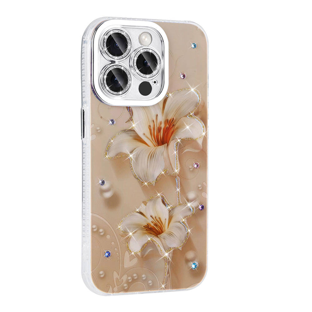 Çiçekler ve mücevherlerle süslenmiş bir telefon kılıfı. Kılıf bej renginde, beyaz çiçekler, altın parıltı ve yapay elmaslarla süslenmiş. Gümüş bir kamera koruyucu.