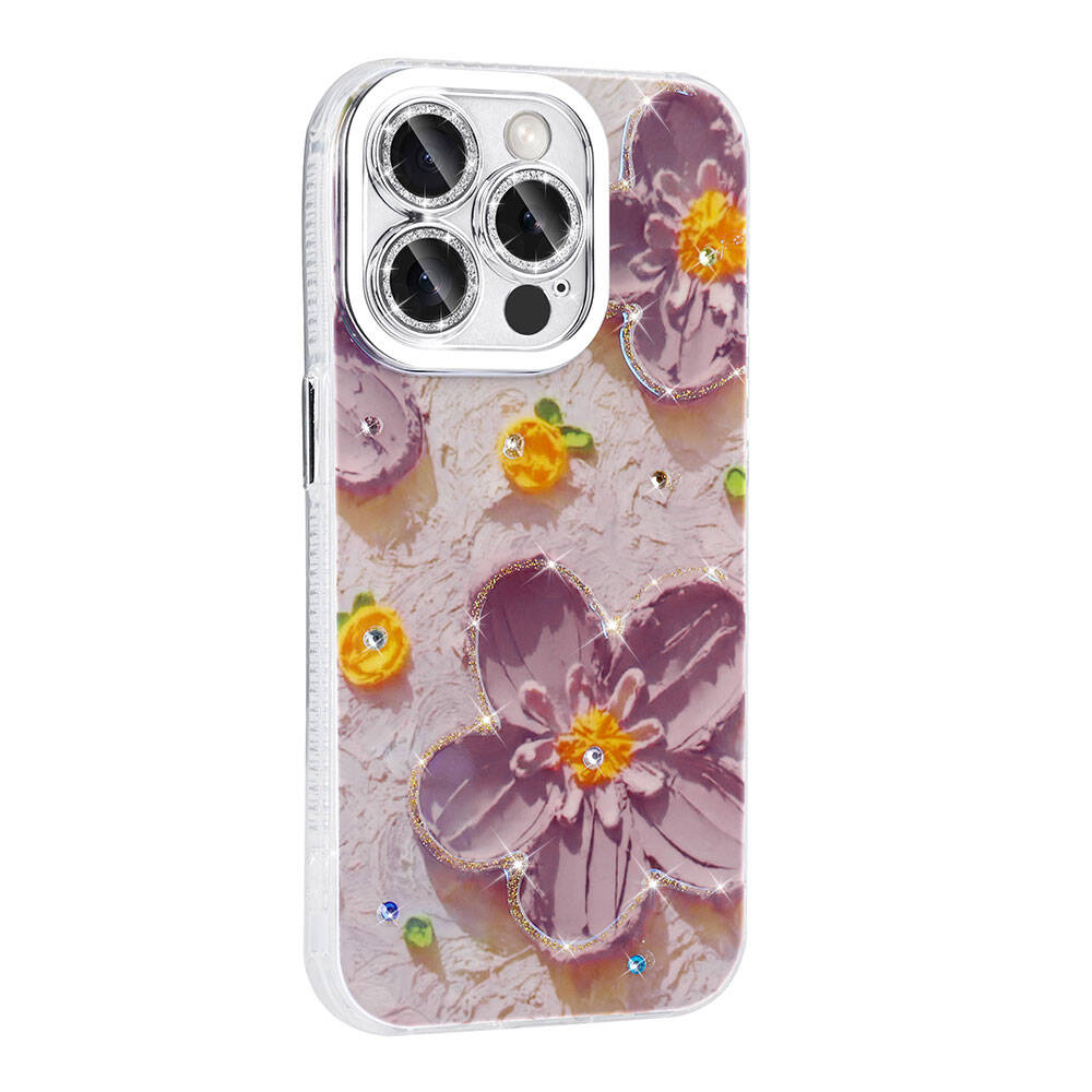 Çiçekler ve mücevherlerle süslenmiş bir telefon kılıfı. Kılıf, mor çiçeklere ve sarı merkezlere, şeffaf bir tampona sahip.