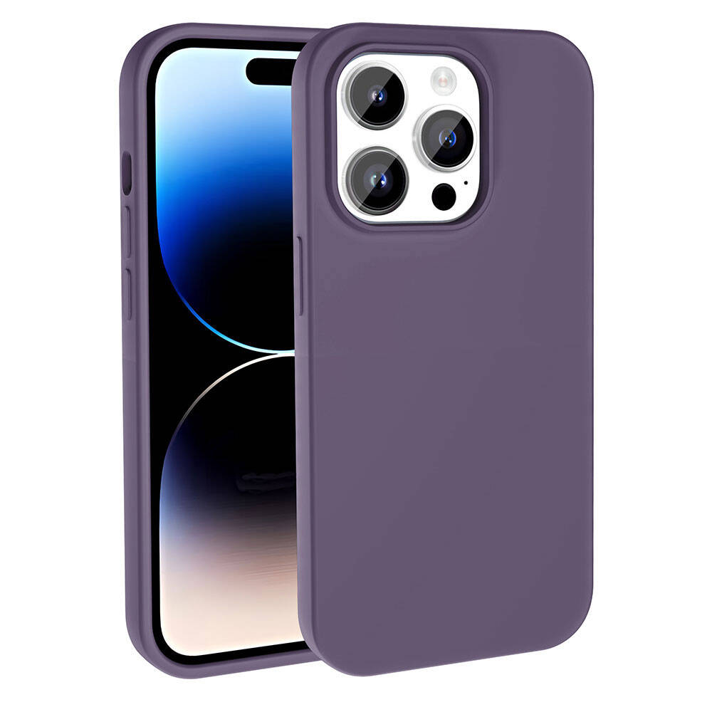 Mor bir telefon kılıfı, telefonun yanında. Telefonun mavi bir ekranı var. Kılıfta üç kamera merceği var.