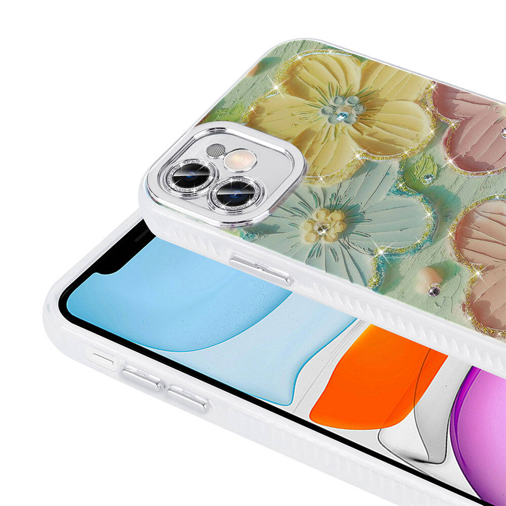 Çiçek desenli kılıflı bir telefonun yakın çekimi. Arkada sarı, pembe ve mavi çiçekler var. Ekran görünüyor.