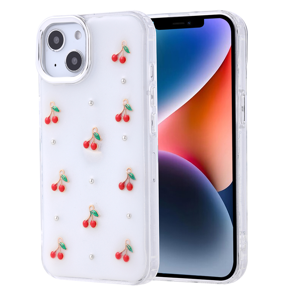 Kırmızı kiraz ve yeşil yaprak figürlü beyaz bir telefon kılıfı. Arkasında renkli ekranlı bir telefon var.