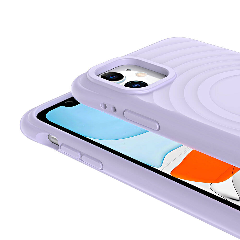Açık mor bir telefon kılıfı kısmen bir telefonu kaplar. Kılıfın dairesel bir tasarımı ve düğme oyukları vardır. Telefon ekranı görünür.
