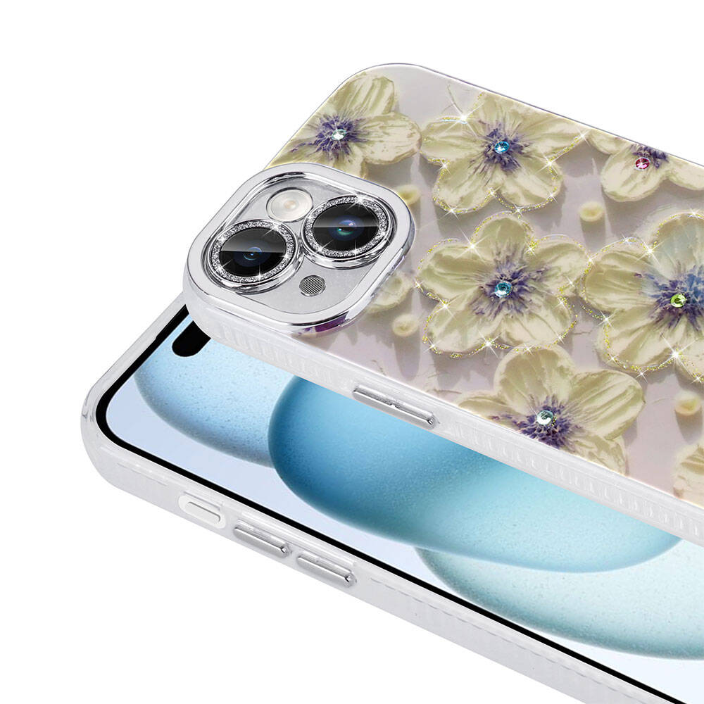 Çiçek desenli bir telefon kılıfı olan bir akıllı telefon. Kılıf şeffaf ve beyaz çiçekli. Telefonun kamerası gümüş bir çerçeveye sahip.