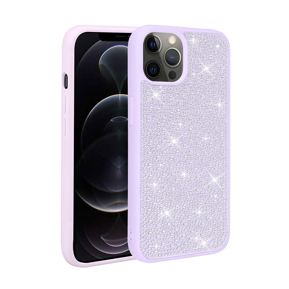 Lavanta rengi telefon kılıfının içinde bir iPhone. Kılıfın arkası ışıltılı ve koruyucu bir çerçevesi var. Telefonun ekranı siyah.