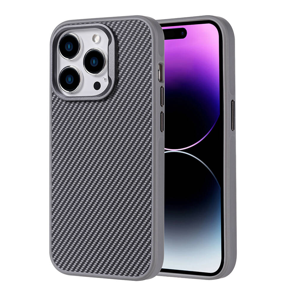 Karbon fiber desenli gri koruyucu kılıf içinde bir akıllı telefon, telefonun ekranının yanında. Ekran mor bir geçiş gösteriyor.
