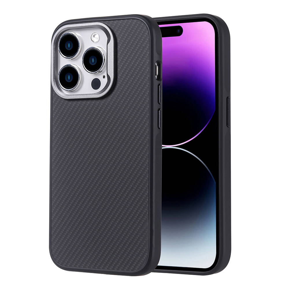 Karbon fiber dokulu siyah bir telefon kılıfı, mor ekranlı bir telefonun yanında duruyor. Kılıfın gümüş renkli bir kamera alanı var.
