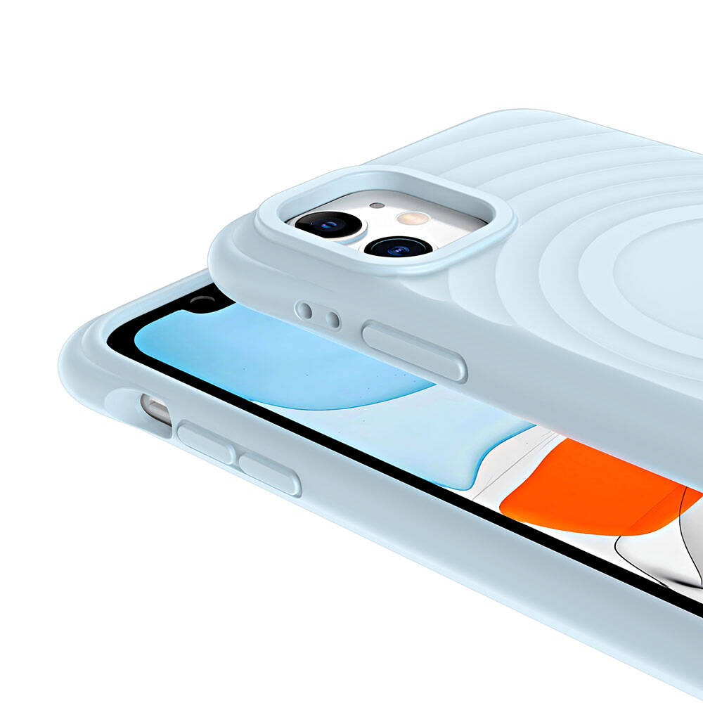 Açık mavi telefon kılıfı bir telefon ekranının üzerinde. Kılıfın düğme ve kamera boşlukları var. Ekran mavi ve turuncu bir görüntü görüntülüyor.
