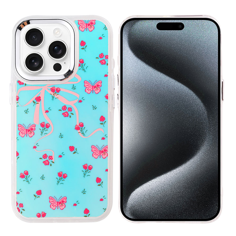 Turkuaz bir kılıfa sahip bir telefon. Kılıf pembe kelebekler, güller ve pembe bir kurdele tasarımına sahip. Telefon ekranı siyahtır.