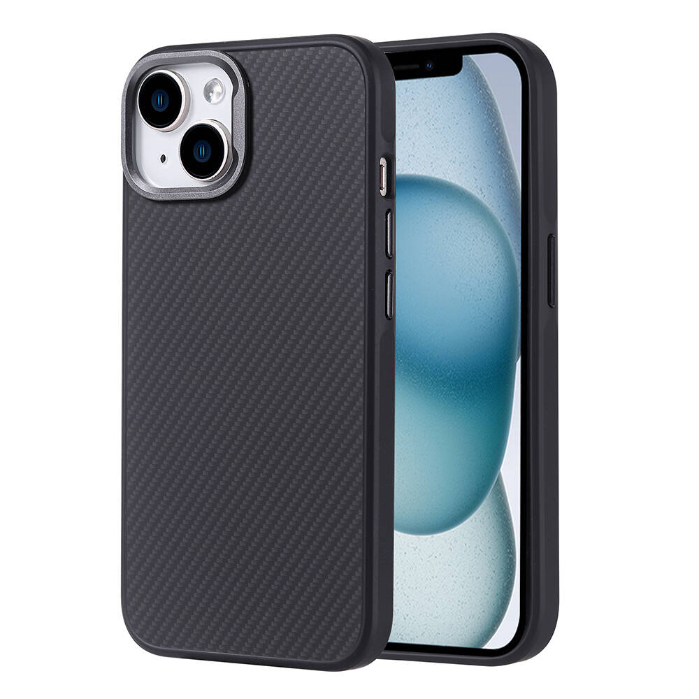 Karbon fiber dokulu siyah bir telefon kılıfı gösteriliyor, içinde bulanık mavi ve beyaz bir görüntü gösteren bir telefonla.