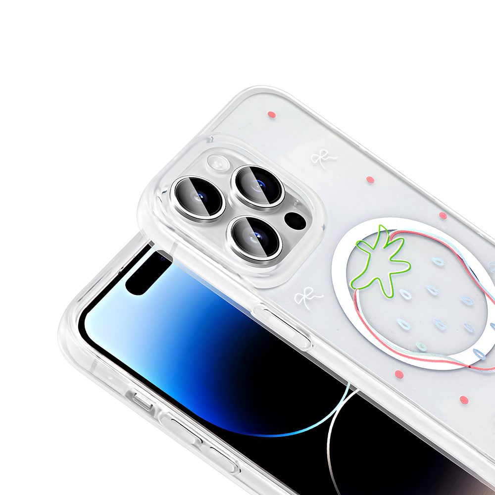 Çilek desenli şeffaf telefon kılıfı. Telefonun mavi ekranı ve üç lensi var. Kılıf üzerinde kurdeleler ve noktalar.