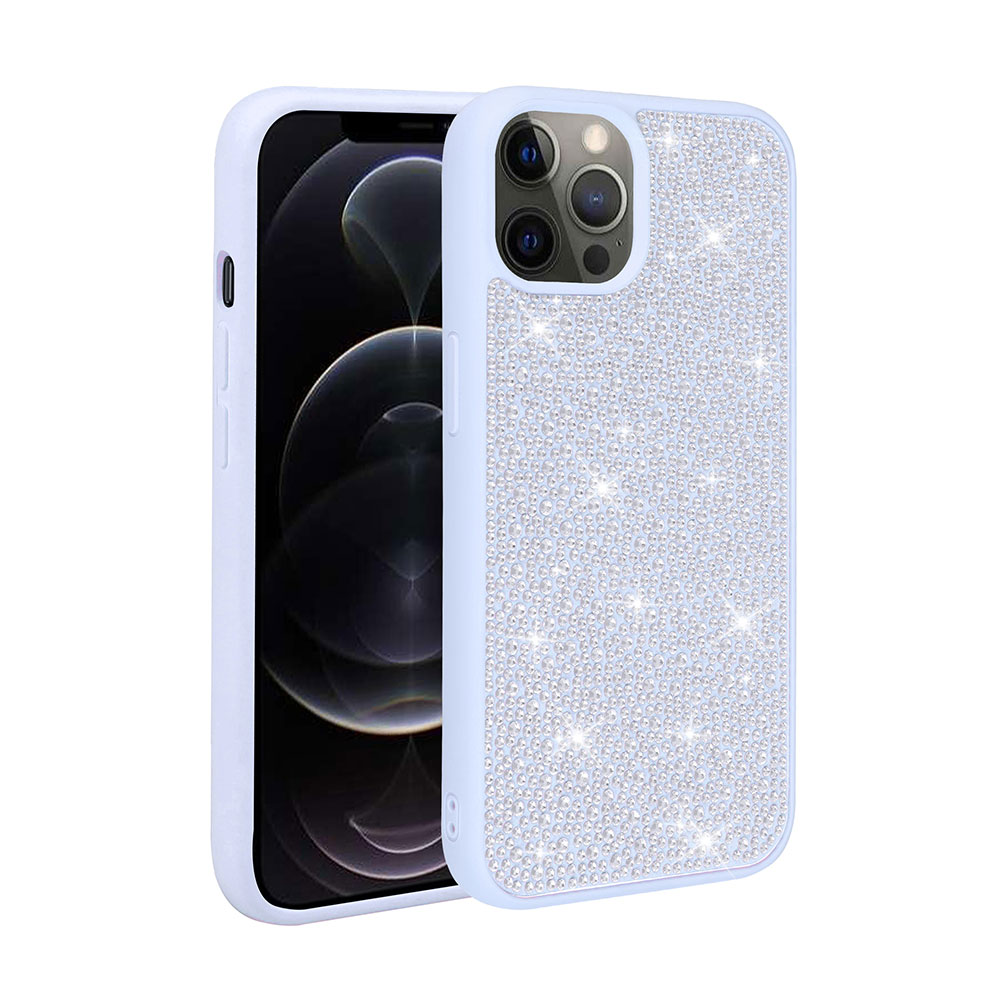 İki iPhone kılıfı. Biri leylak rengi, diğeri küçük, ışıltılı yapay elmaslarla kaplıdır.
