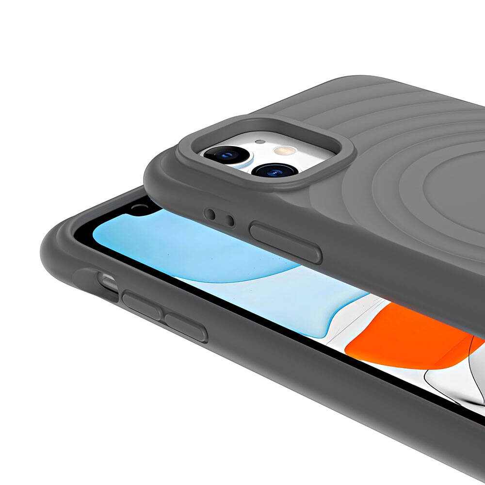 Gri bir telefon kılıfı kısmen açık, telefon ekranını gösteriyor. Kamera lensleri görünür durumda. Arka plan düz beyaz.