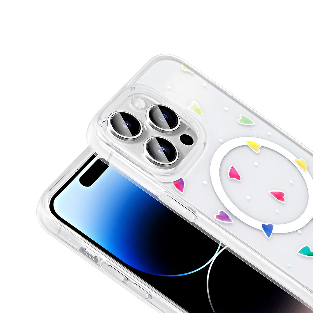 Renkli kalp desenleri ve bir iPhone bulunan şeffaf bir telefon kılıfı. Kılıfın beyaz bir halkası ve kamera boşlukları var. Ekran siyah.