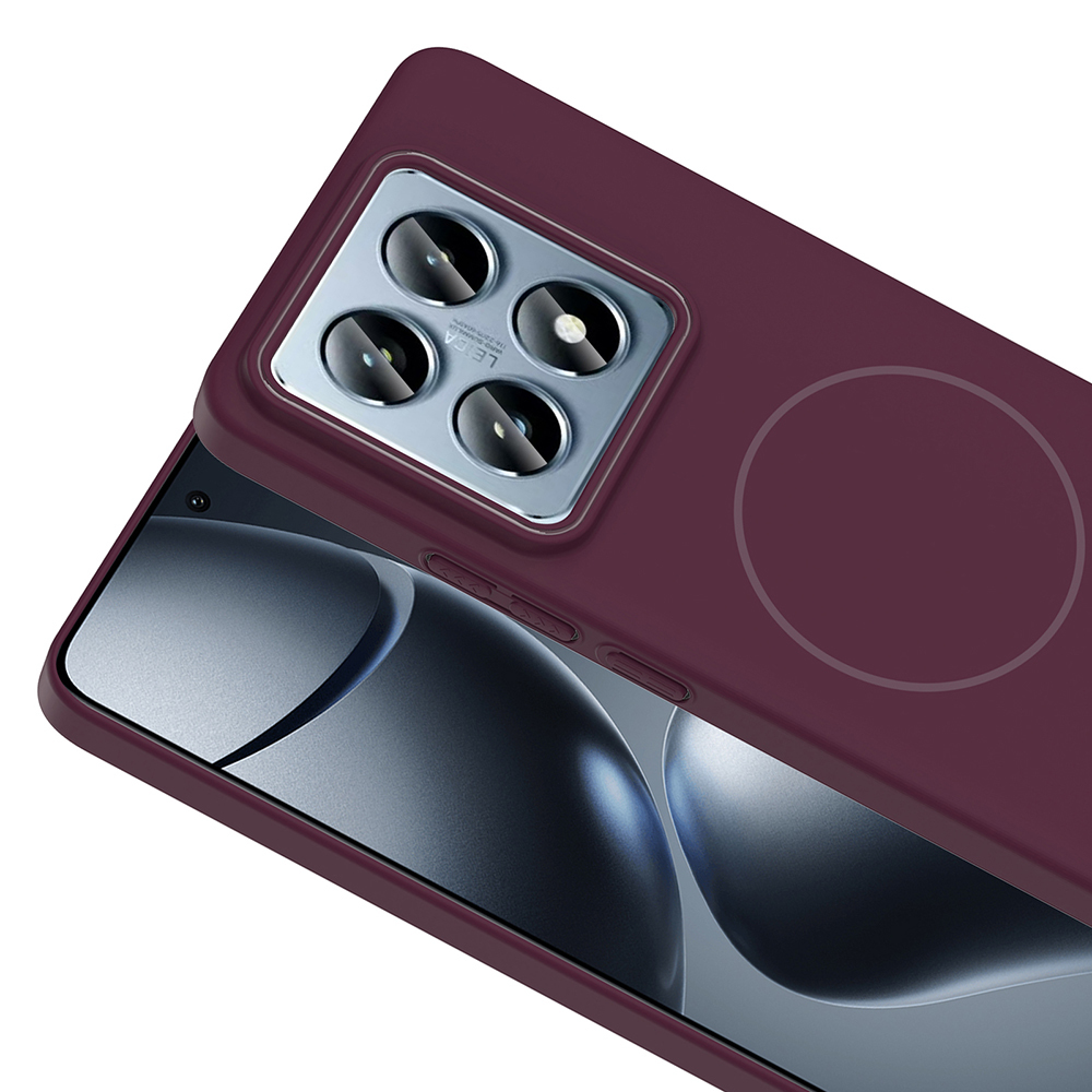 Dört lensli bir kamera modülüne sahip bordo bir telefon kılıfı. Telefon ekranı kılıfın altında görünüyor.