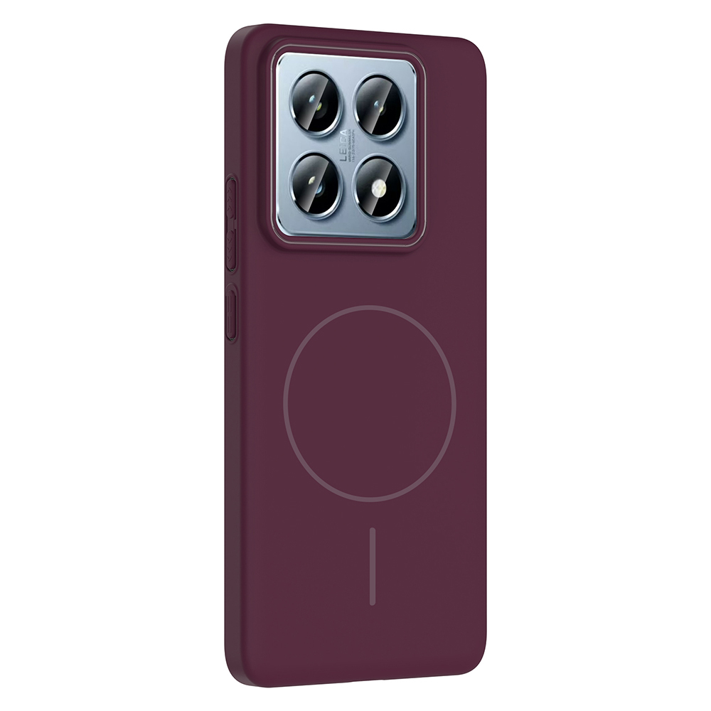 Dört lensli bir kamera modülüne sahip bordo bir telefon kılıfı. Kılıfın arkasında bir daire ve bir çizgi görülebilir.