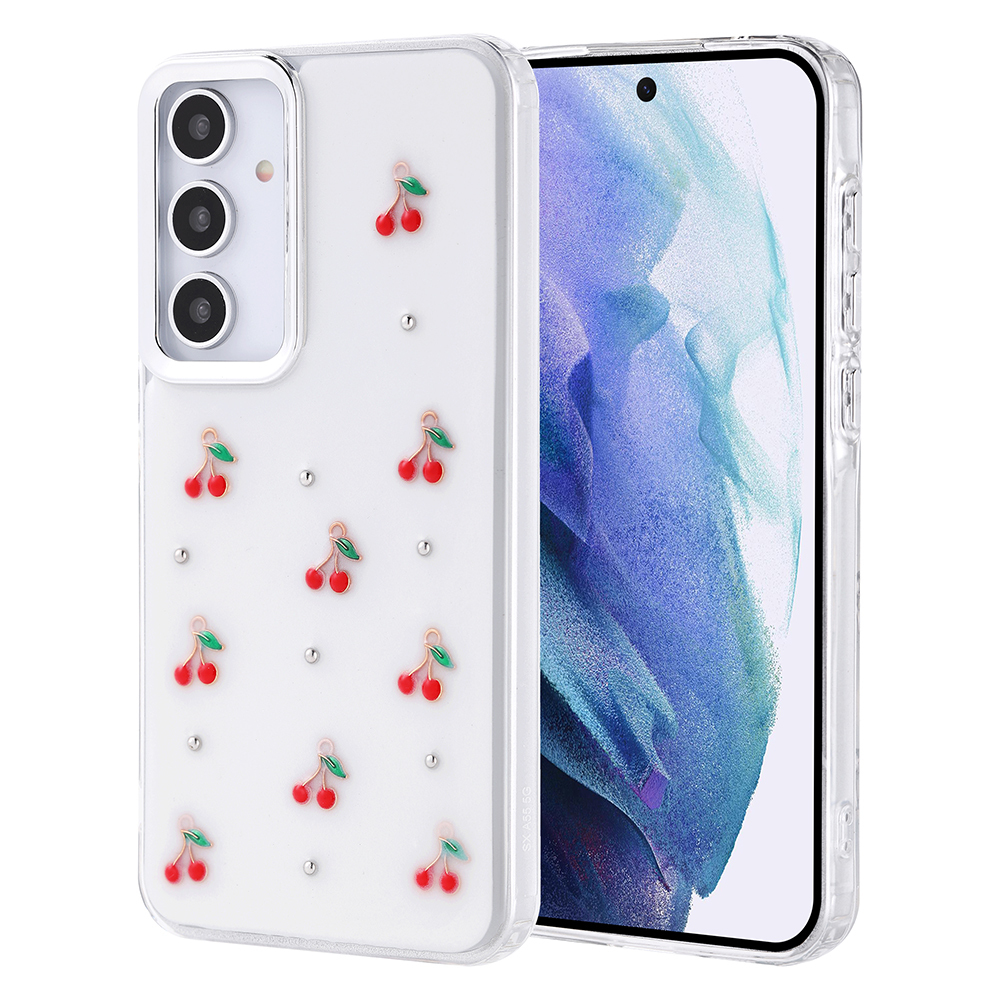 Kırmızı kiraz ve gümüş çivili desenli şeffaf bir telefon kılıfı, mavi-mor ekranlı bir telefonun yanında duruyor.