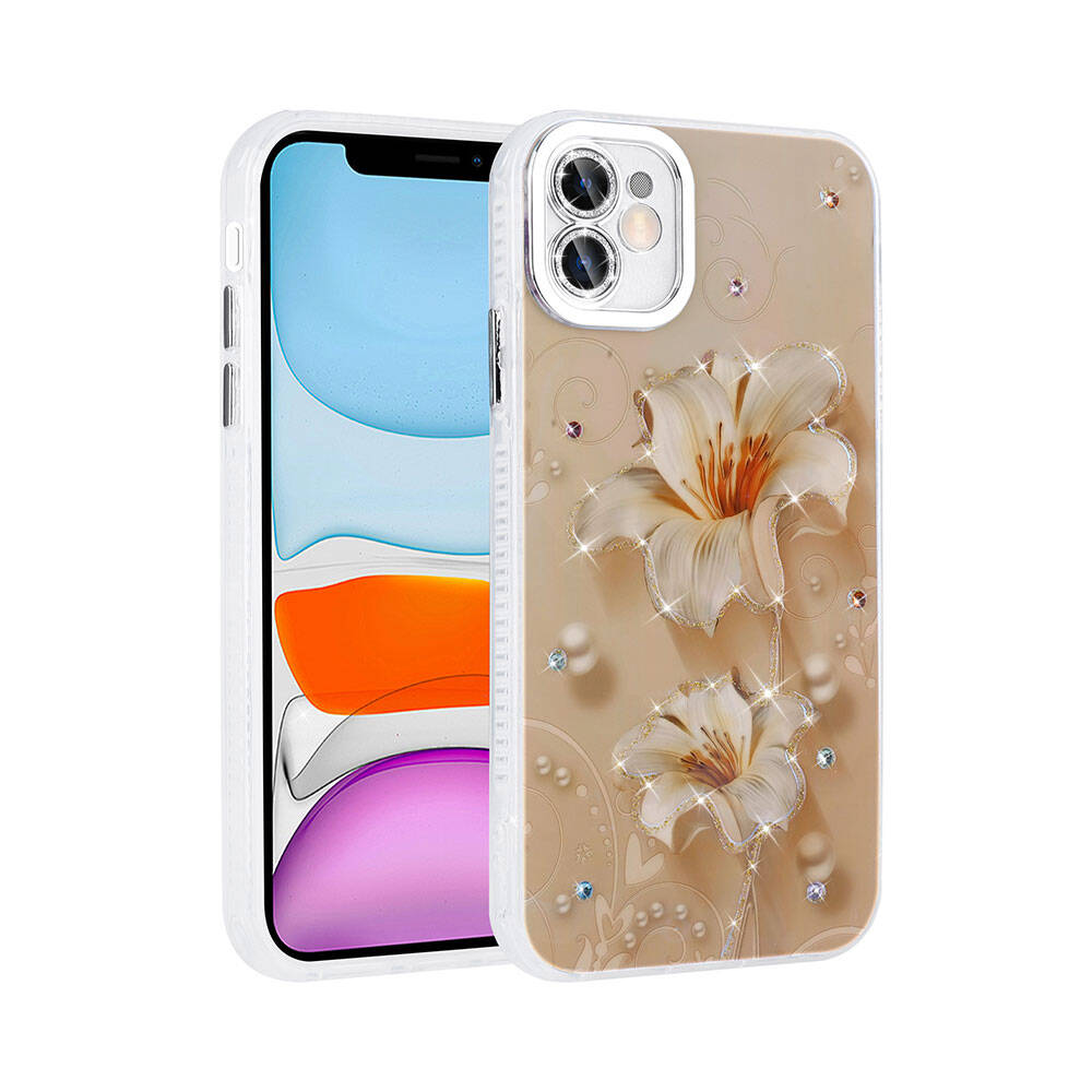 Çiçek desenli bir kılıfa sahip bir telefon. Kılıf, beyaz ve turuncu çiçeklere ve ışıltılı süslemelere sahiptir. Telefon ekranı görünür durumda.