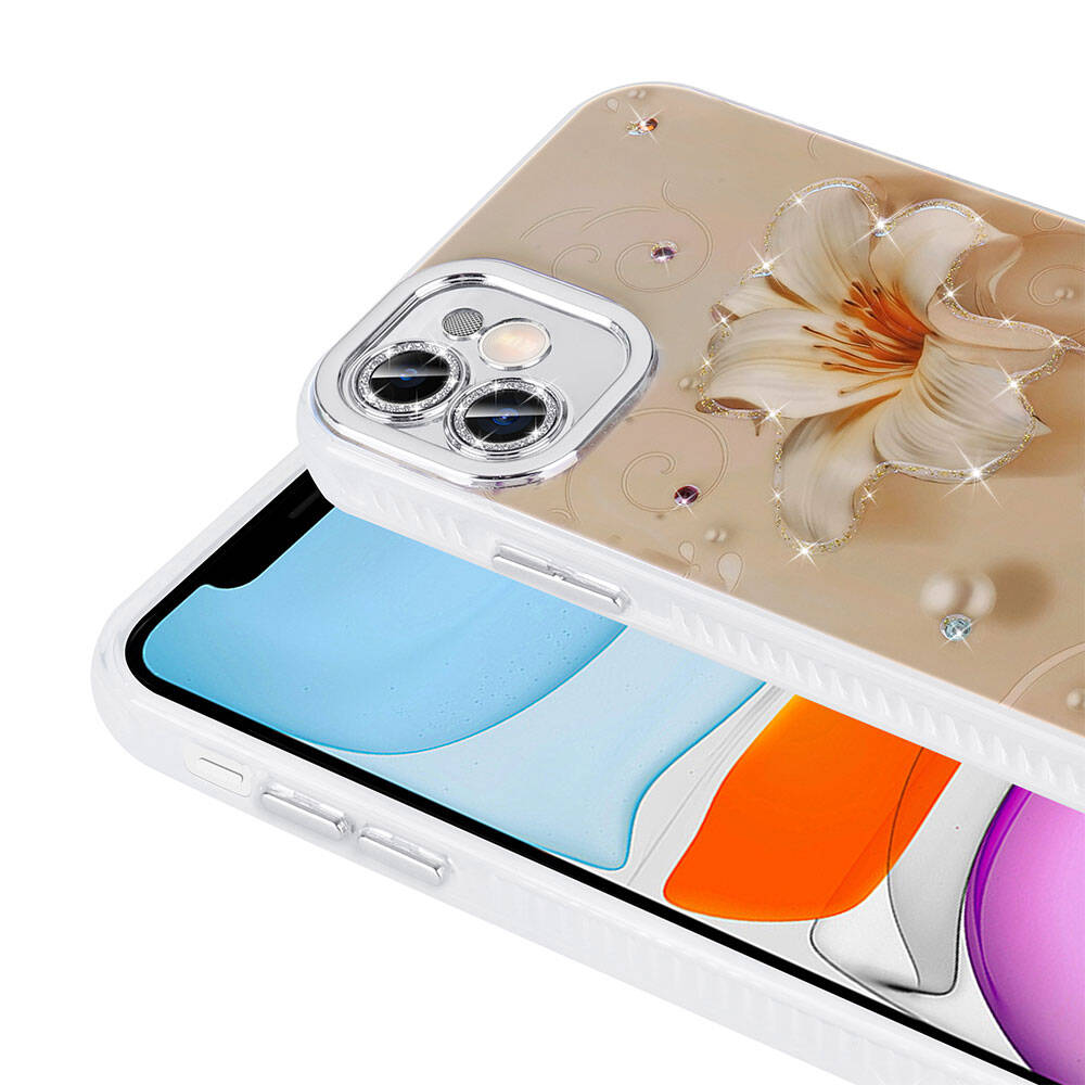 Çiçek desenli ve taşlı beyaz bir telefon kılıfı. Telefonun kamera lensleri görülebilir. Ekran mavi ve turuncu gösteriyor.