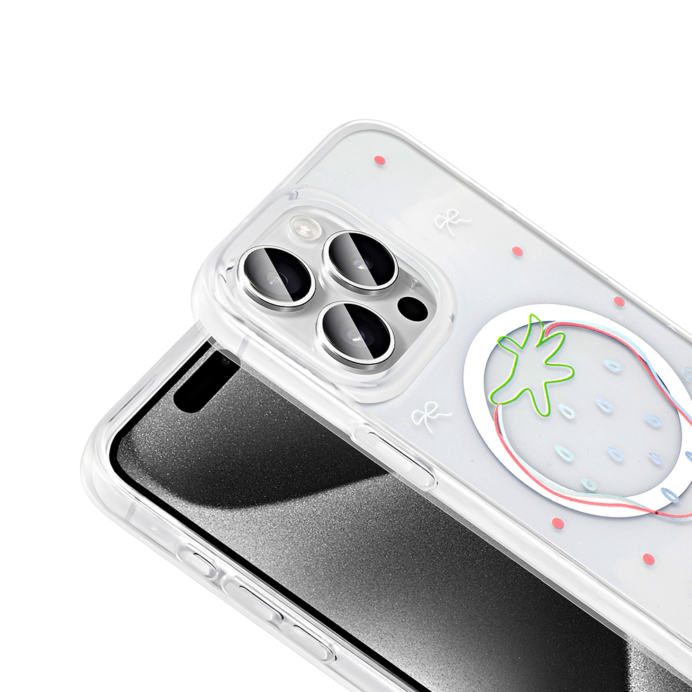 Çilek desenli şeffaf bir telefon kılıfı. Telefonun üç kamera lensi var. Kılıf üzerinde yay ve nokta desenleri var.